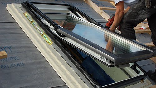 Charpentier de MK-Couverture88 installant une fenêtre de toit Velux